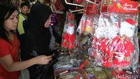 Pernak-pernik Natal ramai dijual seperti gantungan boneka Sinterklas, bola, hingga pohon Natal berbagai ukuran.