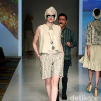 Koleksi busana tenun dari Chossy Latu di IPMI trend Show 2017. Senayan City. Jakarta. [Foto: Mohammad Abduh/Wolipop