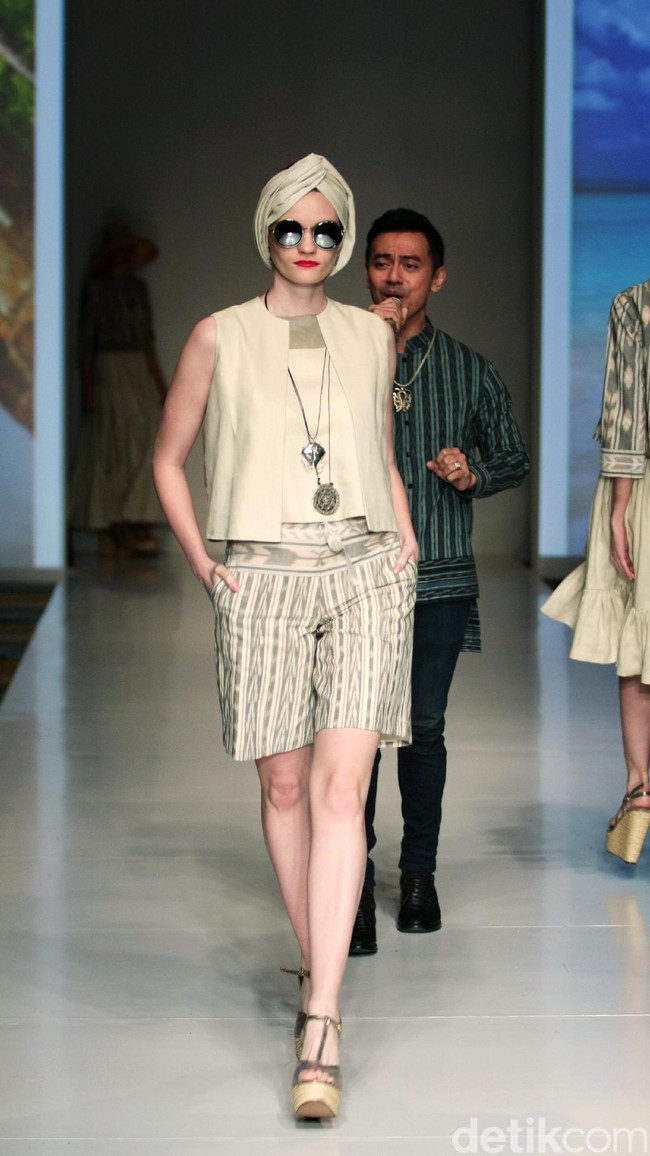 Koleksi busana tenun dari Chossy Latu di IPMI trend Show 2017. Senayan City. Jakarta. [Foto: Mohammad Abduh/Wolipop