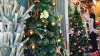 Pohon Natal di sebuah toko di Pasar Pagi Asemka.