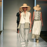 Koleksi busana tenun dari Chossy Latu di IPMI trend Show 2017. Senayan City. Jakarta. [Foto: Mohammad Abduh/Wolipop