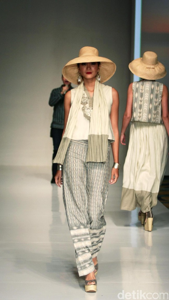 Koleksi busana tenun dari Chossy Latu di IPMI trend Show 2017. Senayan City. Jakarta. [Foto: Mohammad Abduh/Wolipop