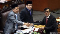 Sidang paripurna siang ini dipimpin oleh Wakil Ketua DPR Fahri Hamzah di Gedung Nusantara II, Kompleks Parlemen, Senayan, Jakarta, Kamis (15/12/2016).