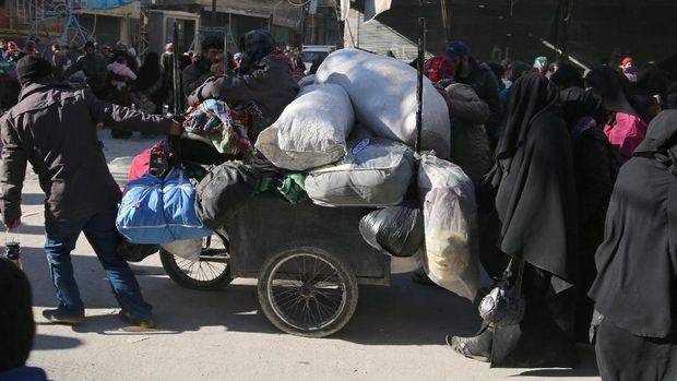 Warga yang akan dievakuasi keluar Aleppo