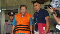 Eko tampak keluar dari gedung KPK sekitar pukul 12.30 WIB, Kamis (15/12/2016). Dia mengenakan rompi warna oranye khas tahanan KPK. Tak ada keterangan apapun yang keluar dari mulutnya.