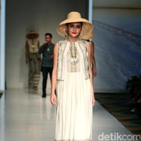 Koleksi busana tenun dari Chossy Latu di IPMI trend Show 2017. Senayan City. Jakarta. [Foto: Mohammad Abduh/Wolipop