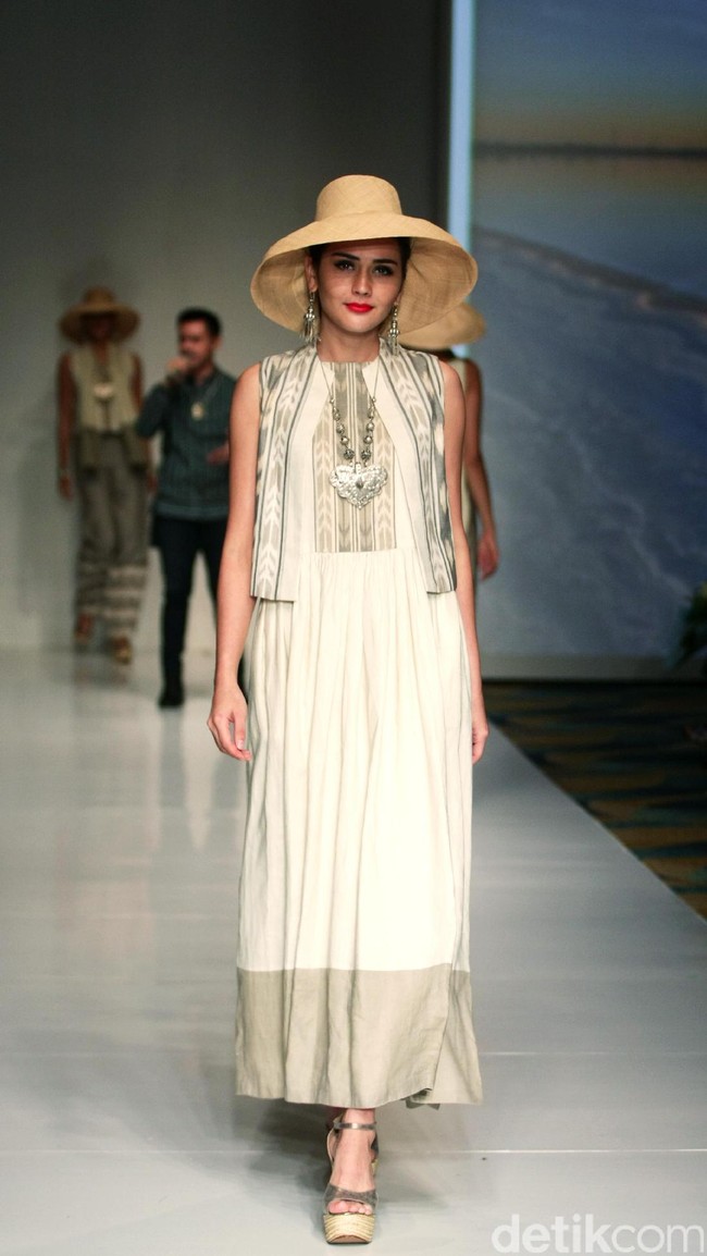 Koleksi busana tenun dari Chossy Latu di IPMI trend Show 2017. Senayan City. Jakarta. [Foto: Mohammad Abduh/Wolipop