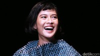 Apa yang membuat Dian Sastrowardoyo tampak sumringah? Pool/Palevi S/detikFoto