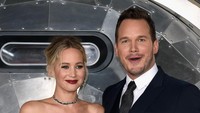 J-Law hadir bersama rekannya dalam film tersebut, Chris Pratt yang mengusilinya dengan memotong semua gambar Jennifer saat berselfie. Matt Winkelmeyer/Getty Images/detikFoto.