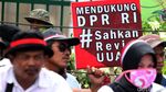 Tenaga Honorer Geruduk Gedung DPR
