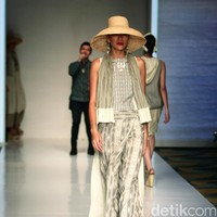 Koleksi busana tenun dari Chossy Latu di IPMI trend Show 2017. Senayan City. Jakarta. [Foto: Mohammad Abduh/Wolipop