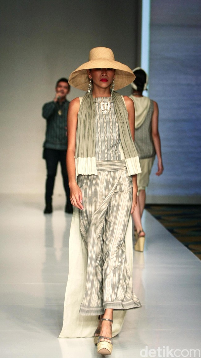 Koleksi busana tenun dari Chossy Latu di IPMI trend Show 2017. Senayan City. Jakarta. [Foto: Mohammad Abduh/Wolipop