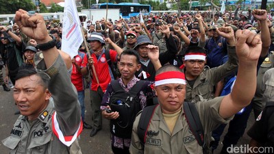 Tenaga Honorer Geruduk Gedung DPR