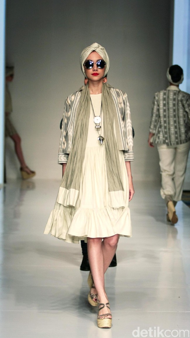 Koleksi busana tenun dari Chossy Latu di IPMI trend Show 2017. Senayan City. Jakarta. [Foto: Mohammad Abduh/Wolipop