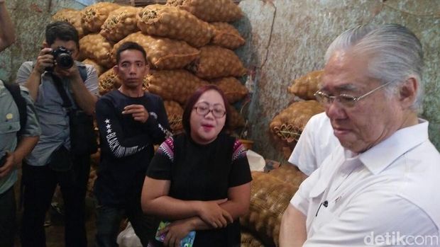 Pagi-pagi Mendag Blusukan ke Pasar Kramat Jati, Cek Harga Bawang Hingga Kentang
