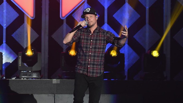 Member Backstreet Boys Ngamuk Ada Lansia Nyelonong Masuk Pantai Pribadinya