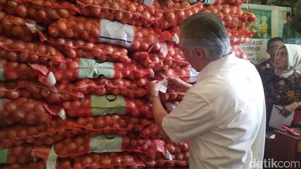 Pagi-pagi Mendag Blusukan ke Pasar Kramat Jati, Cek Harga Bawang Hingga Kentang