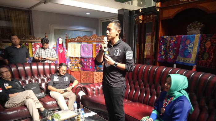 Tonton Fashion Show, Agus Yudhoyono Janji Lestarikan Tenun dan Songket