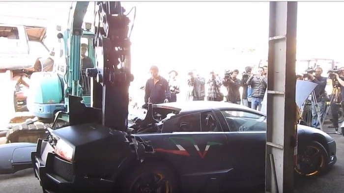 Pakai Pelat Nomor Palsu, Lamborghini Dihancurkan Pakai Ekskavator