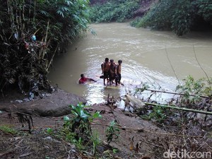 Bupati Trenggalek Pastikan Tak Ada Lagi Pelajar Naik Rakit ke Sekolah