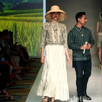 Koleksi busana tenun dari Chossy Latu di IPMI trend Show 2017. Senayan City. Jakarta. [Foto: Mohammad Abduh/Wolipop