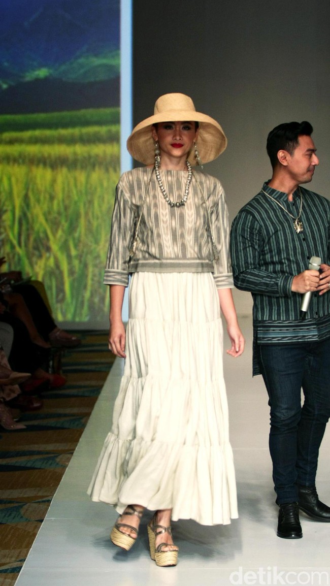 Koleksi busana tenun dari Chossy Latu di IPMI trend Show 2017. Senayan City. Jakarta. [Foto: Mohammad Abduh/Wolipop