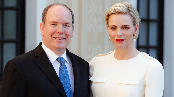 MONTE-CARLO, MONACO - JUNE 17:  (EDITORS NOTE: This image has been retouched at original source) (TABLOIDS & ONLINE OUT) Prince Albert II of Monaco and Princess Charlene of Monaco attend the Monaco Palace cocktail party of the 55th Monte Carlo TV festival  on June 17, 2015 in Monte-Carlo, Monaco.  (Photo by PLS Pool/Getty Images)