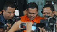 KPK menyita uang senilai Rp.2 milyar yang terdiri dari pecahan dolar Amerika Serikat (USD) dan dolar Singapura (SGD), serta mengamankan sebuah mobil Toyota Fortuner berwarna hitam dengan nomor polisi B 15 DIL.