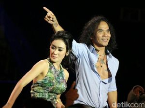 Kolaborasi Slank dengan Cita Citata dan Wizzy Goyang Penonton HUT Transmedia