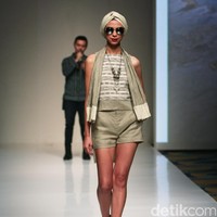 Koleksi busana tenun dari Chossy Latu di IPMI trend Show 2017. Senayan City. Jakarta. [Foto: Mohammad Abduh/Wolipop]