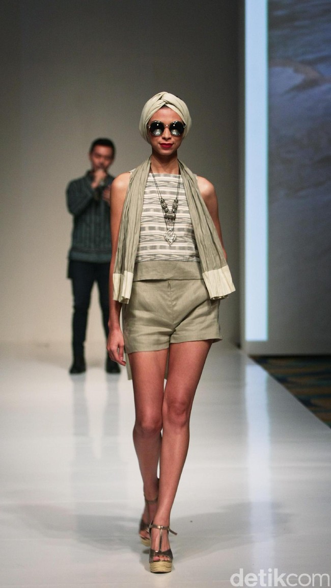 Koleksi busana tenun dari Chossy Latu di IPMI trend Show 2017. Senayan City. Jakarta. [Foto: Mohammad Abduh/Wolipop]