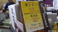 Foto: Sepaket telur hitam isi 5 butir harganya 500 Yen (Rp 60 ribu). Telur hitam yang sudah dibeli dibungkus wadah kertas. Telur ini biasanya dinikmati dengan taburan garam (Kurnia/detikTravel)