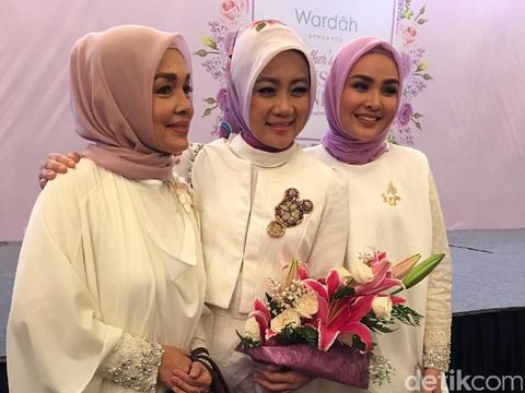 Foto: Cantiknya Si 'Cinta' Atalia Kamil dengan Hijab Serba putih