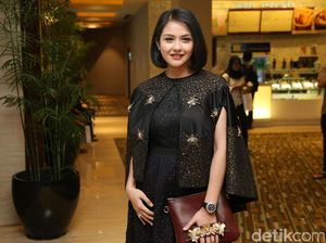 Hot Mom Alert! Cantiknya Revalina S Temat