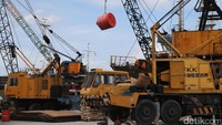 Alat berat terpakir di Pelabuhan Sunda Kelapa. Alat berat tersebut digunakan untuk menaikkan dan menurunkan barang.