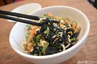 Kedai Mamaku: Hangatkan Tubuh Malam Ini dengan Semangkuk Laksa dan Mie Hitam Racikan Mama