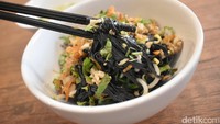 Teksturnya mulur kenyal. Disajikan lengkap dengan kuah kaldu yang gurih bening. Mienya yang tipis diracik dengan bumbu gurih semakin enak dinikmati bersama potongan jamur hioko, tauge, potongan daging ayam serta taburan daun ketumbar dan bawang goreng yang menambah sensasi berbeda.