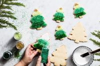 Yuk, Hias <i>Cookies</i> Natal dengan Gula Pasir Berwarna Gradasi dan Lelehan Cokelat Putih