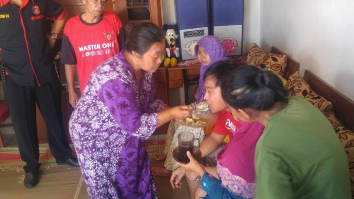 Disuapi Ibunya, Ayah yang Ajak Anaknya Minum Racun Menangis