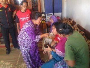 Disuapi Ibunya, Ayah yang Ajak Anaknya Minum Racun Menangis