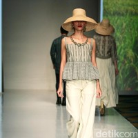 Koleksi busana tenun dari Chossy Latu di IPMI trend Show 2017. Senayan City. Jakarta. [Foto: Mohammad Abduh/Wolipop