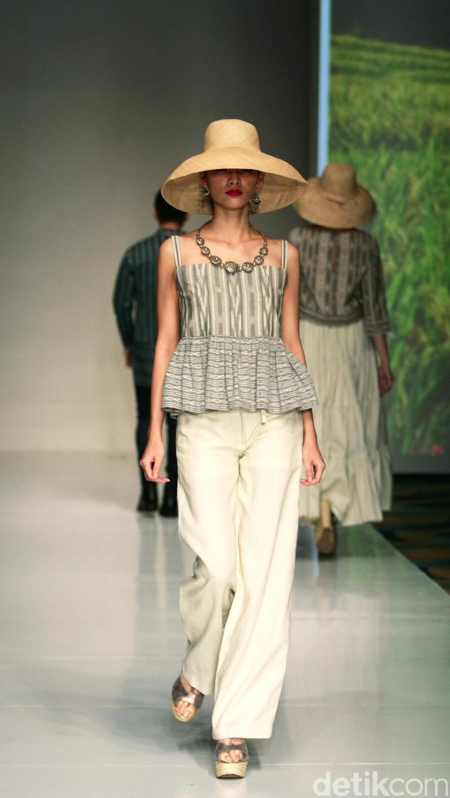 Koleksi busana tenun dari Chossy Latu di IPMI trend Show 2017. Senayan City. Jakarta. [Foto: Mohammad Abduh/Wolipop