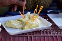 Tak Boleh Dibawa ke Kereta, Wanita Ini Nekat Habiskan Durian di Stasiun