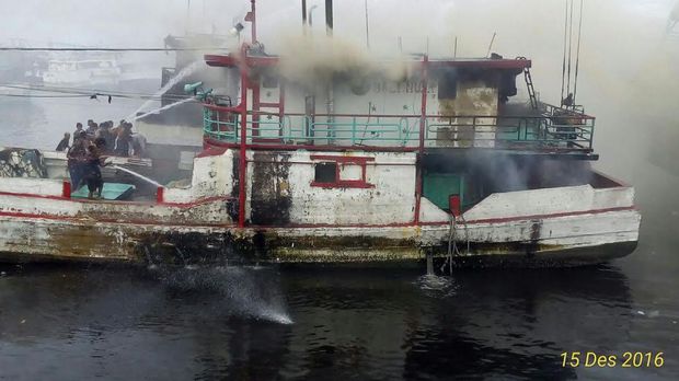 Dua kapal yang sedang bersandar terbakar.