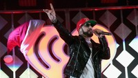 Kalo yang ini sering pake kacamata dan kalung. Tasos Katopodis/Getty Images for iHeart/detikFoto.