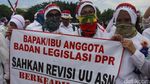 Tenaga Honorer Geruduk Gedung DPR