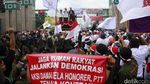 Tenaga Honorer Geruduk Gedung DPR