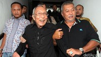 Permadi keluar gedung Polda Metro Jaya usai diperiksa sebagai saksi.