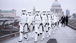 Awas, Stormtroopers Serang London