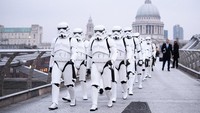 Mereka berbaris layaknya sekelompok pasukan yang sedang memburu para Jedi. Leon Neal/Getty Images/detikFoto.